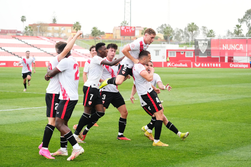 Imagen del filial celebrando un gol en el Estadio Jesús Navas