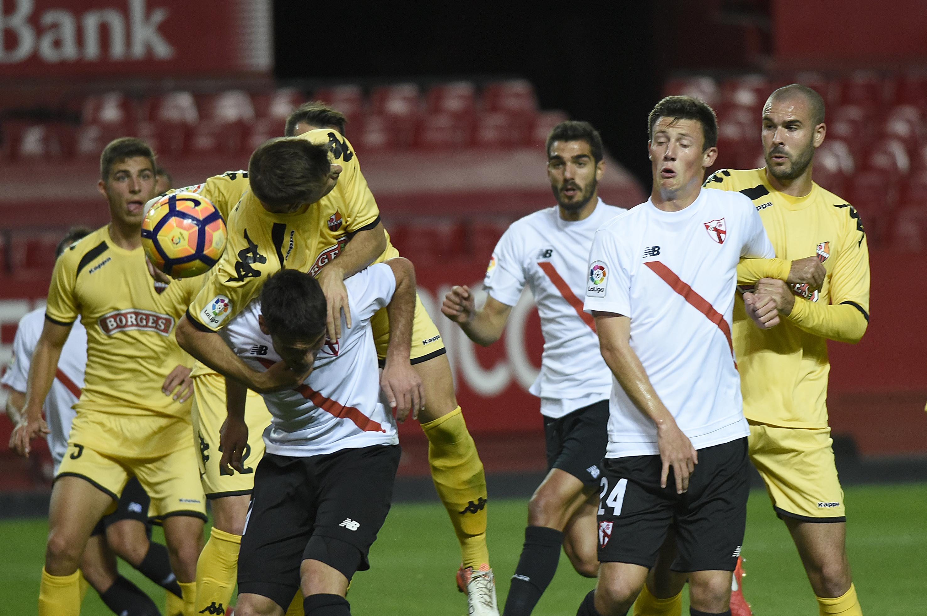 Una acción del partido entre el Sevilla Atlético y el Reus