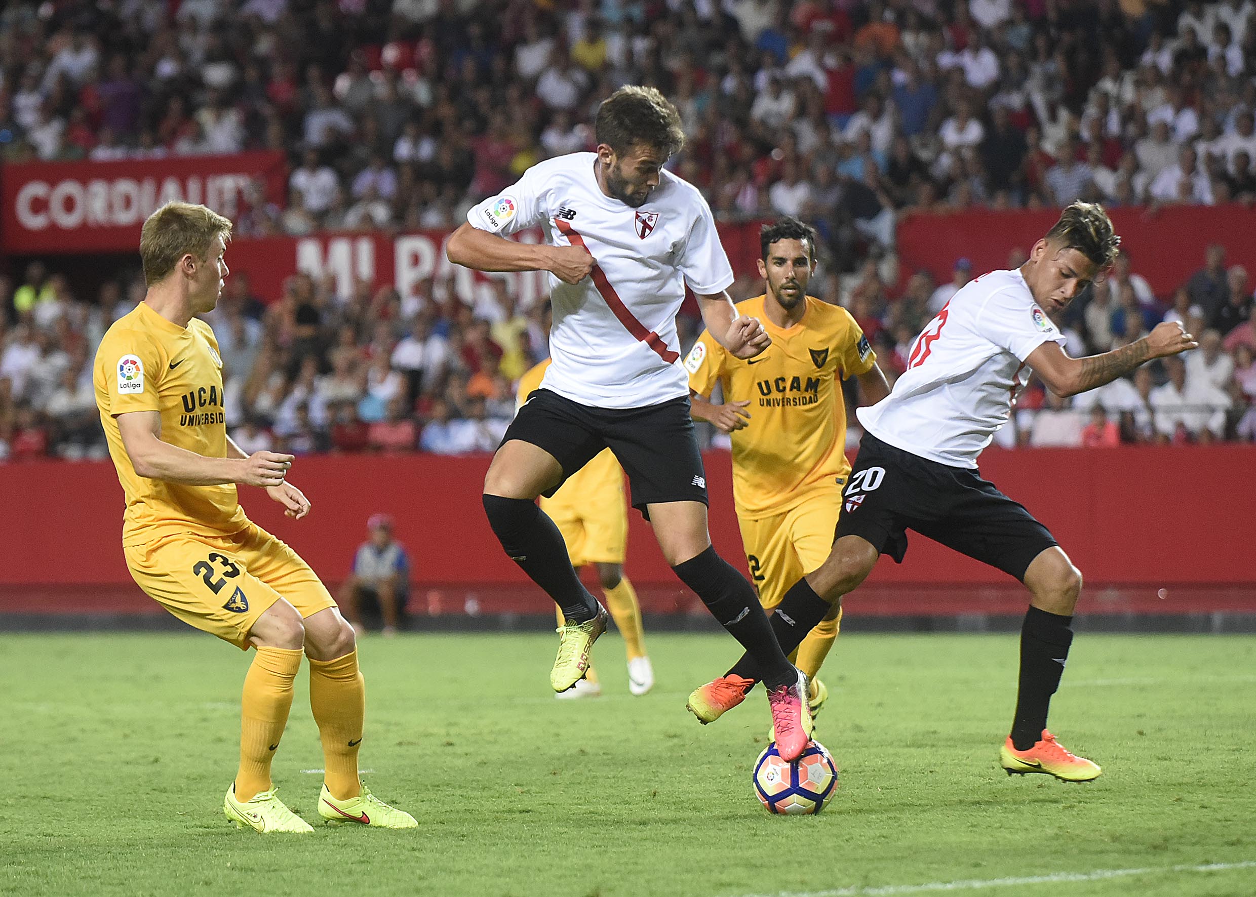 Carrillo intenta controlar un balón ante el UCAM Murcia