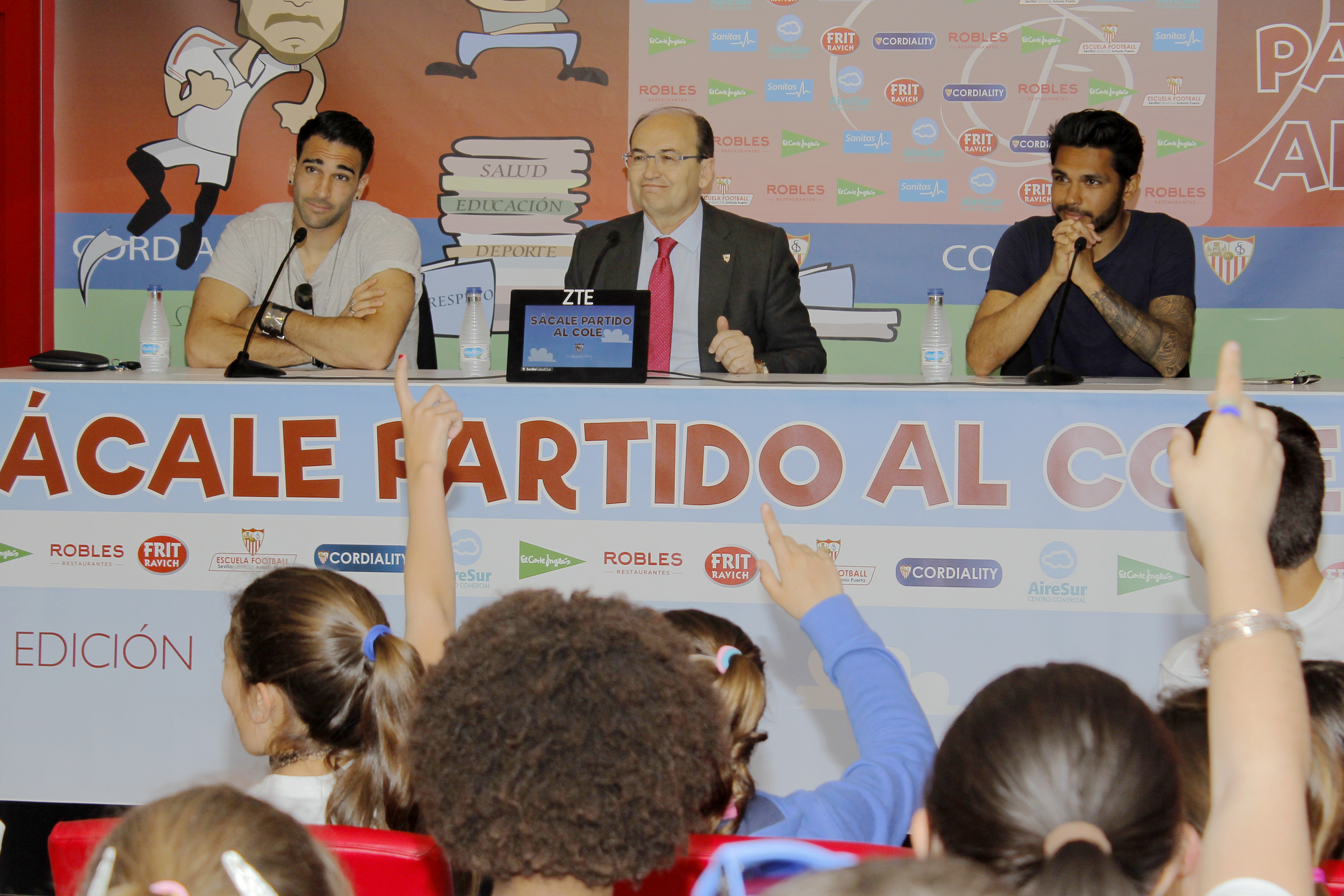 Presidente y jugadores, con los alumnos del CEIP Guadalquivir