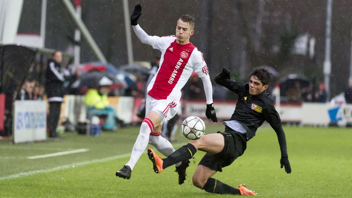 Juanmi del Sevilla FC ante el Ajax en la Youth League