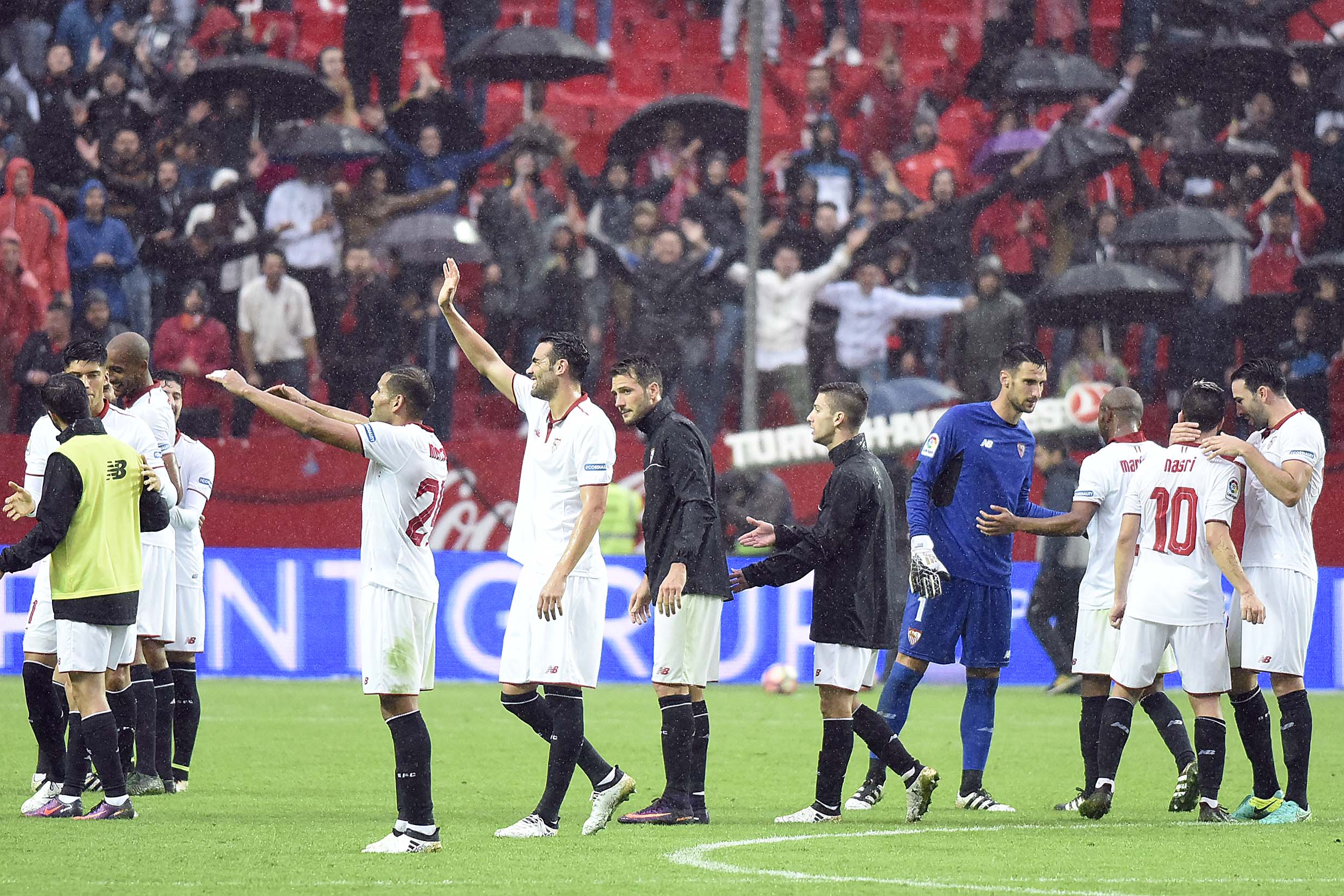 Celebración de la victoria del Sevilla FC ante el Atlético de Madrid