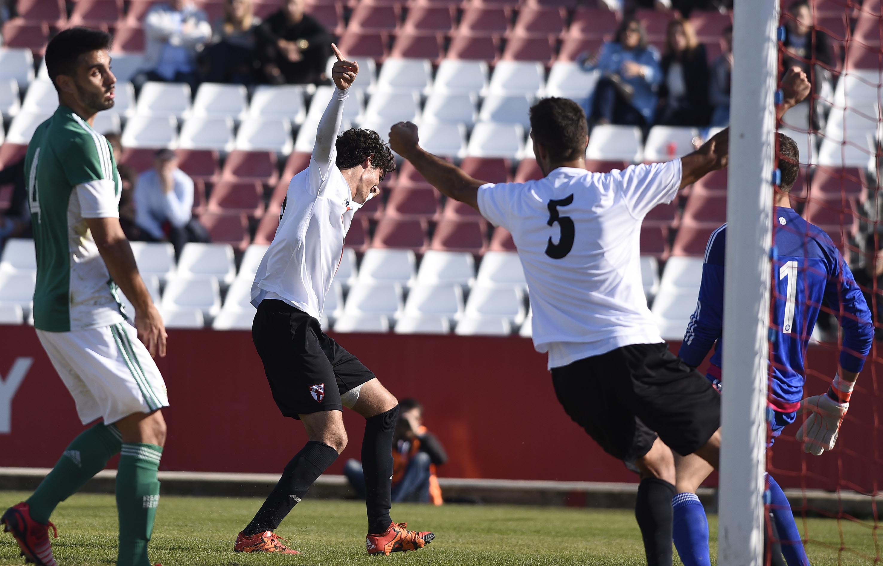 Carlos Fernández celebra su gol en el derbi chico ante el Betis B