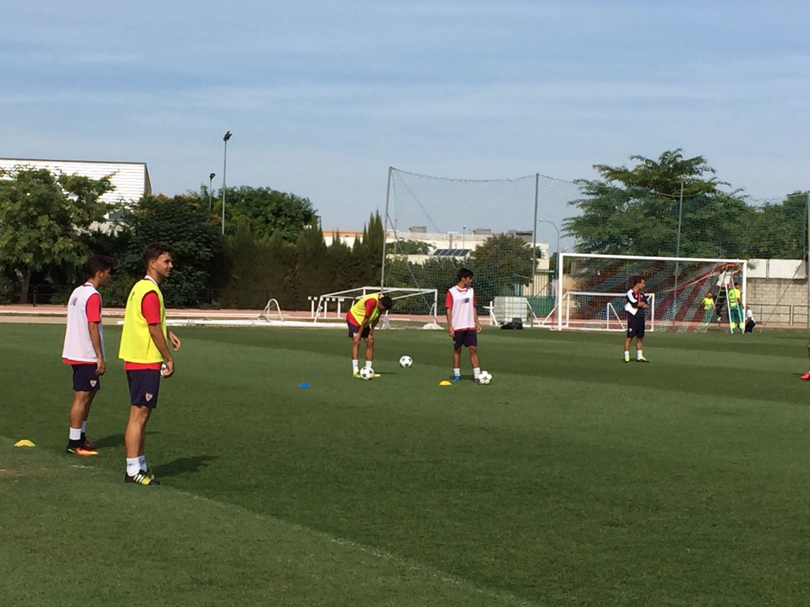 El Sevilla FC Juvenil A se ejercita en San José