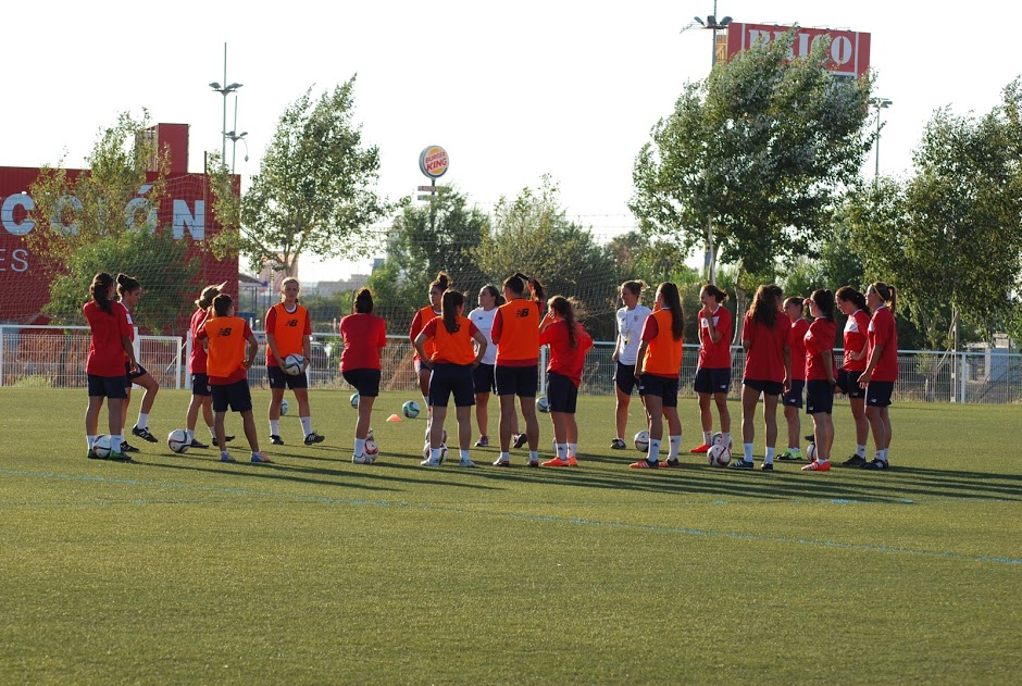 Entrenamiento del Sevilla Femenino en la ciudad deportiva