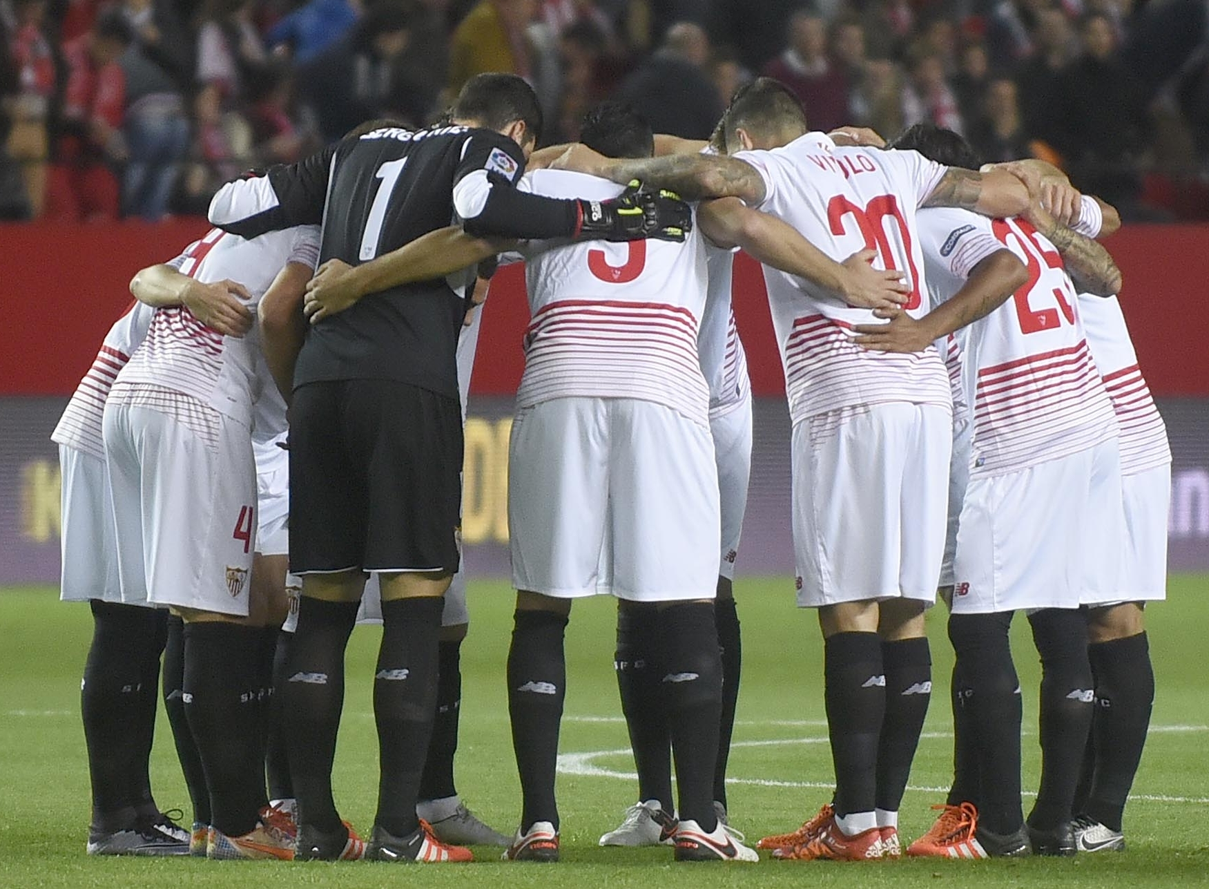 Grupo abrazado antes del partido ante el Valencia