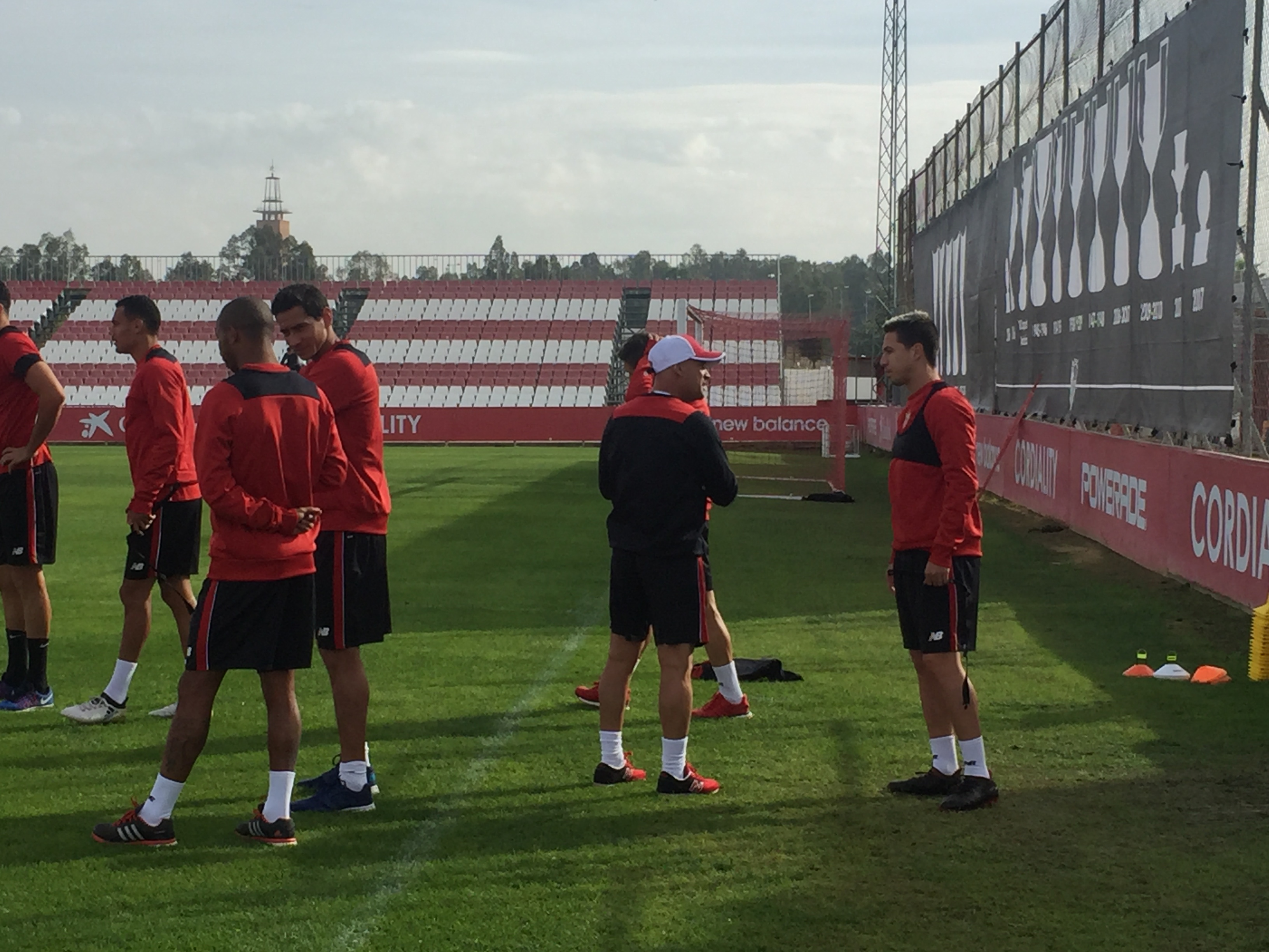 Nasri y Jorge Desio conversan en el entrenamiento del equipo