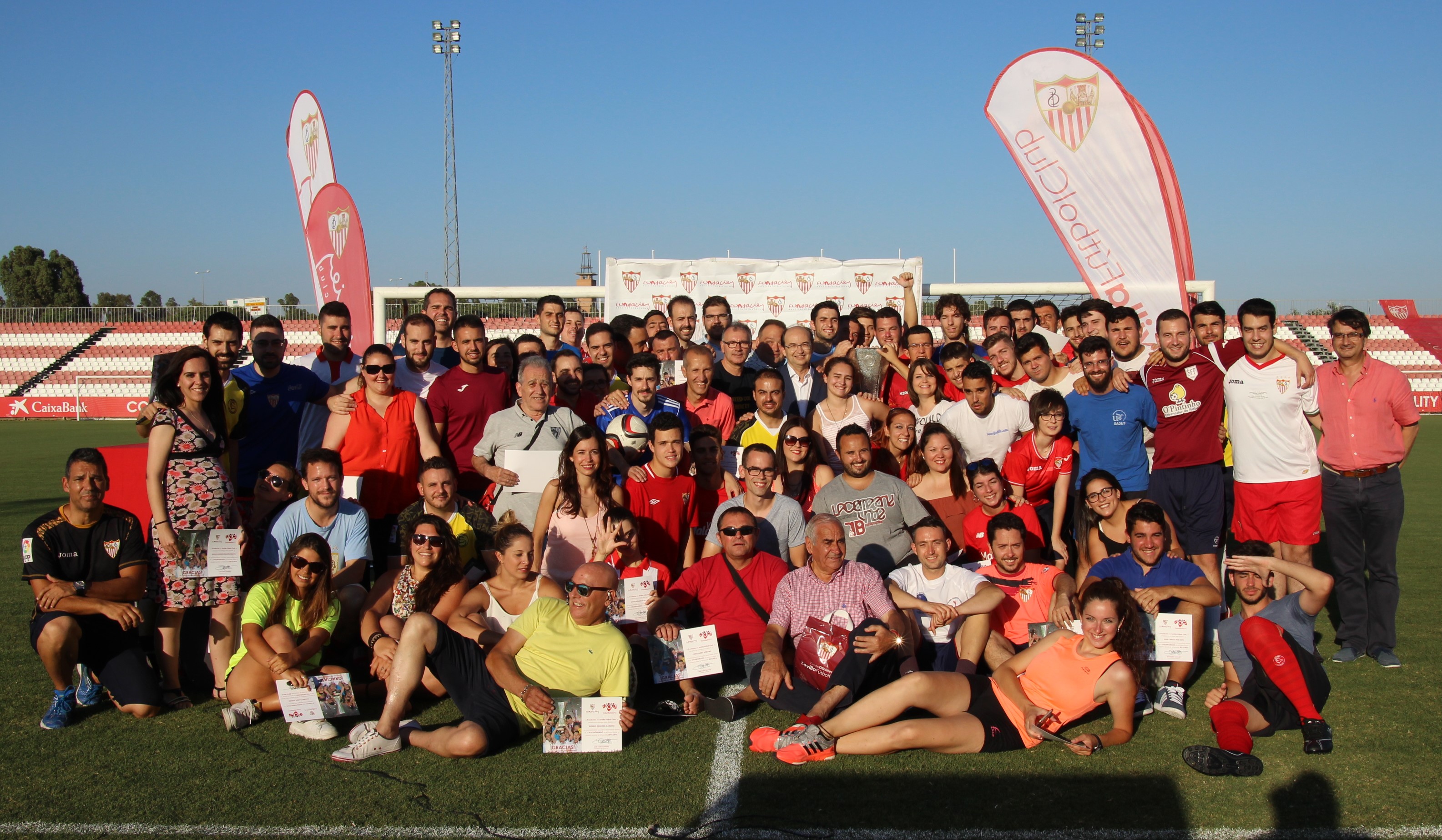 Foto de familia de los voluntarios del Sevilla FC de la 15/16