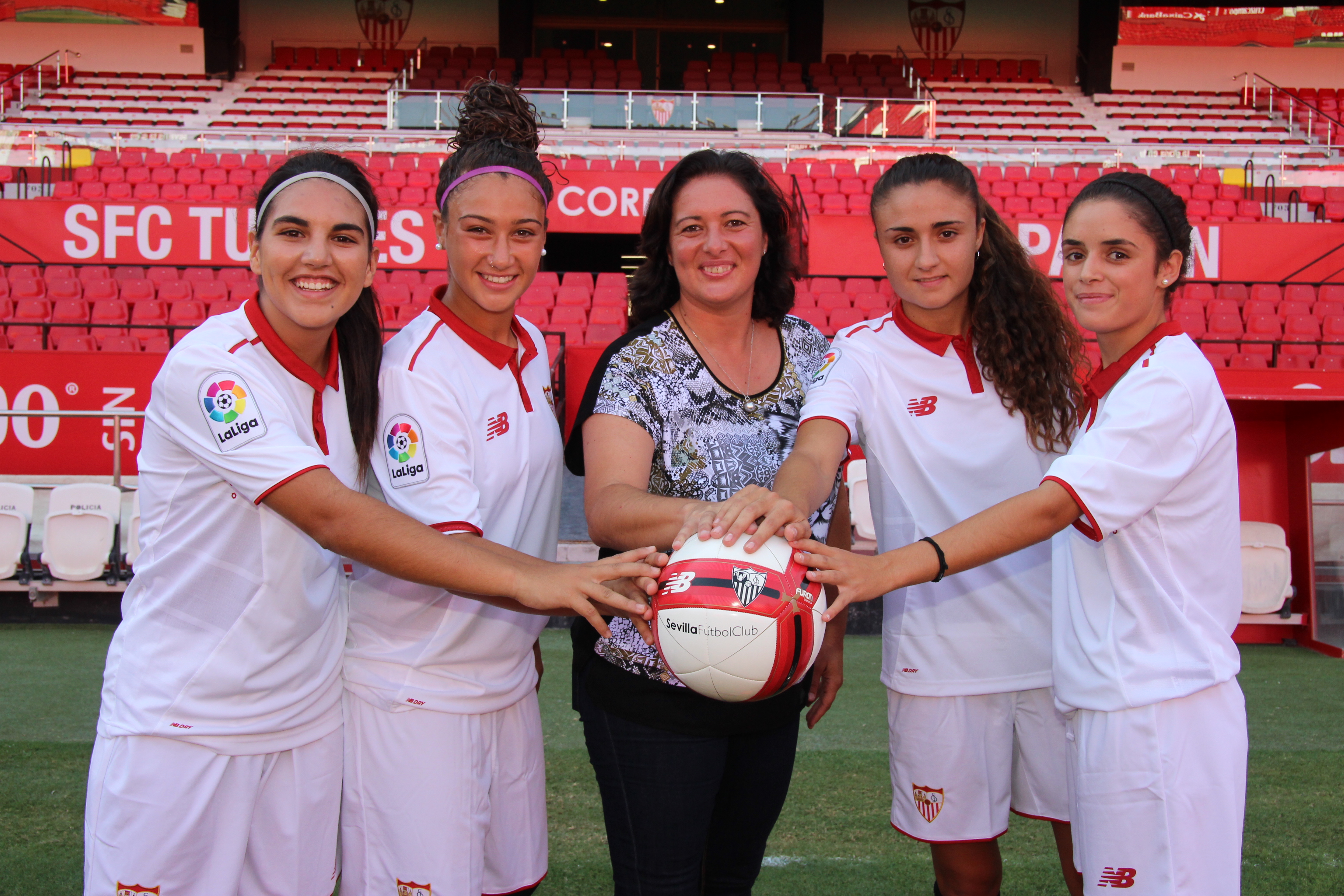 Rocío Delgado, Elena Fuentes, Blanca Moreno y Lucía Méndez, junto a la coordinadora Inés Herrera