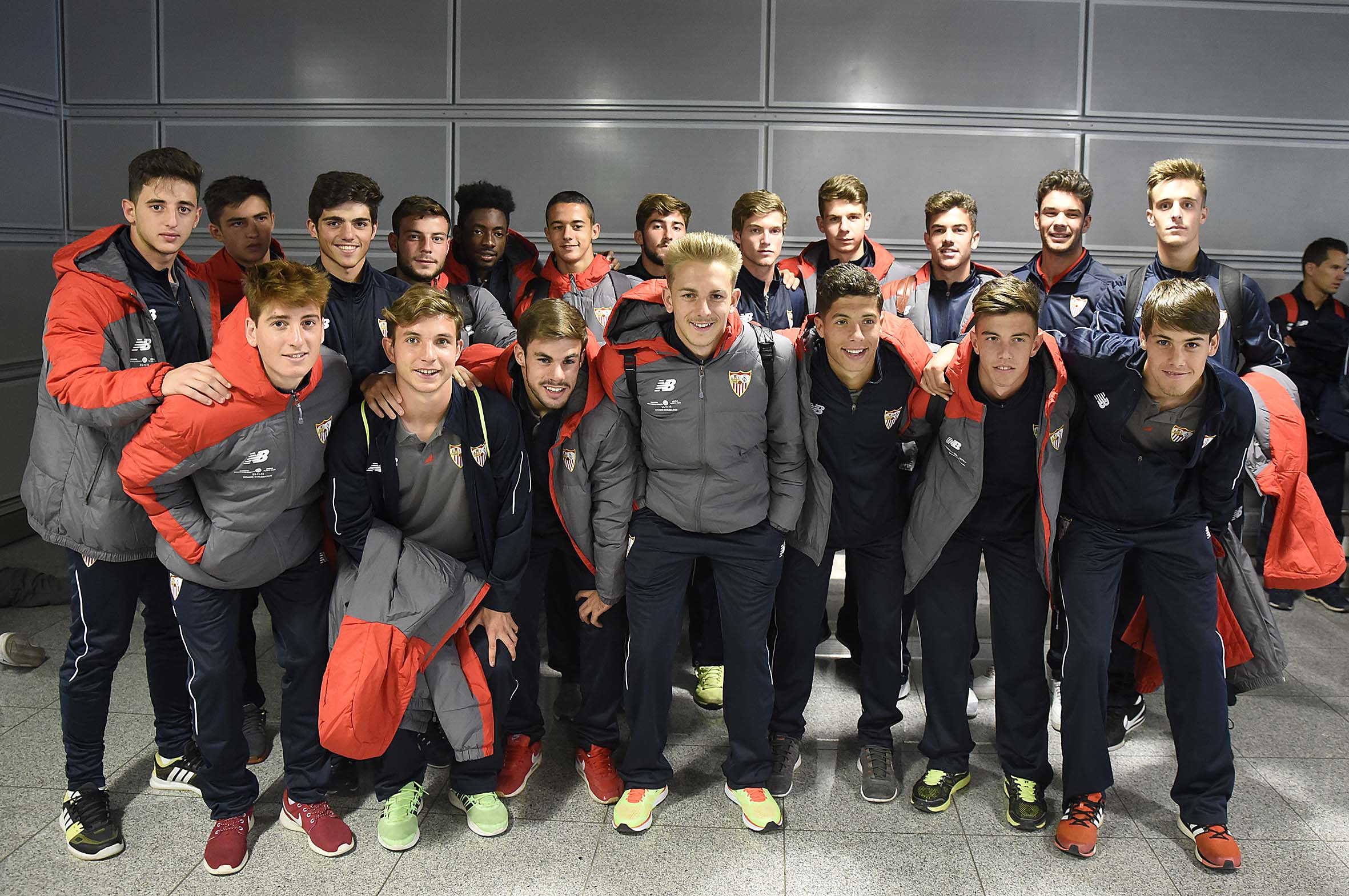 El Sevilla FC Juvenil en el Aeropuerto de Dusseldorf