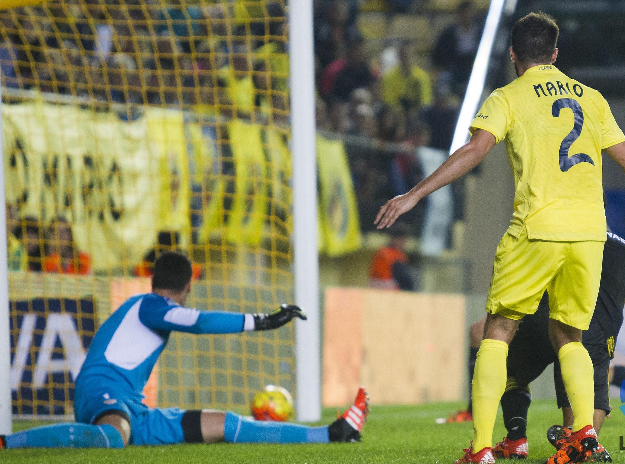 Sergio Rico recibe el primer gol en El Madrigal