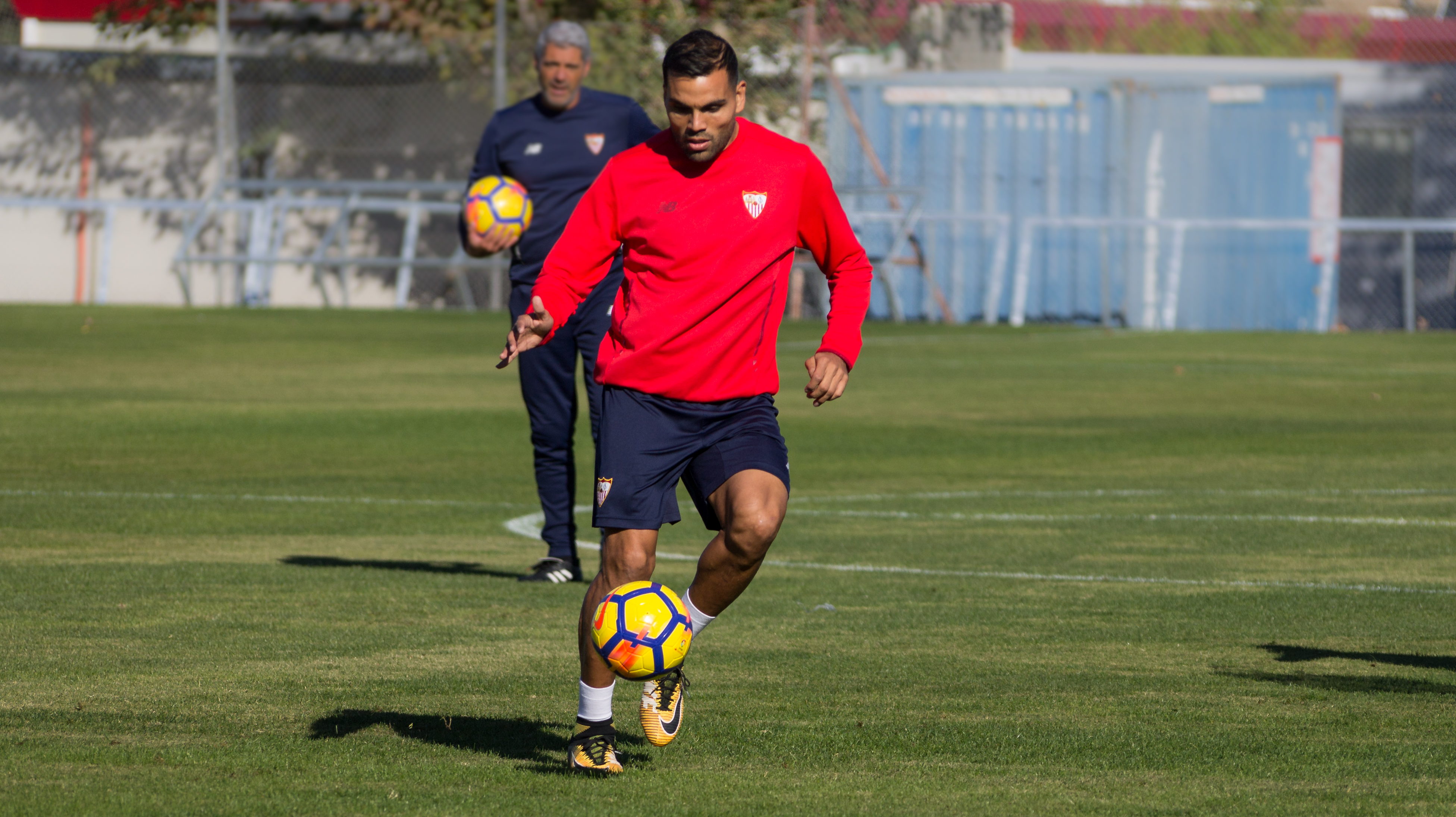 Gabriel Mercado entrenándose con el Sevilla FC