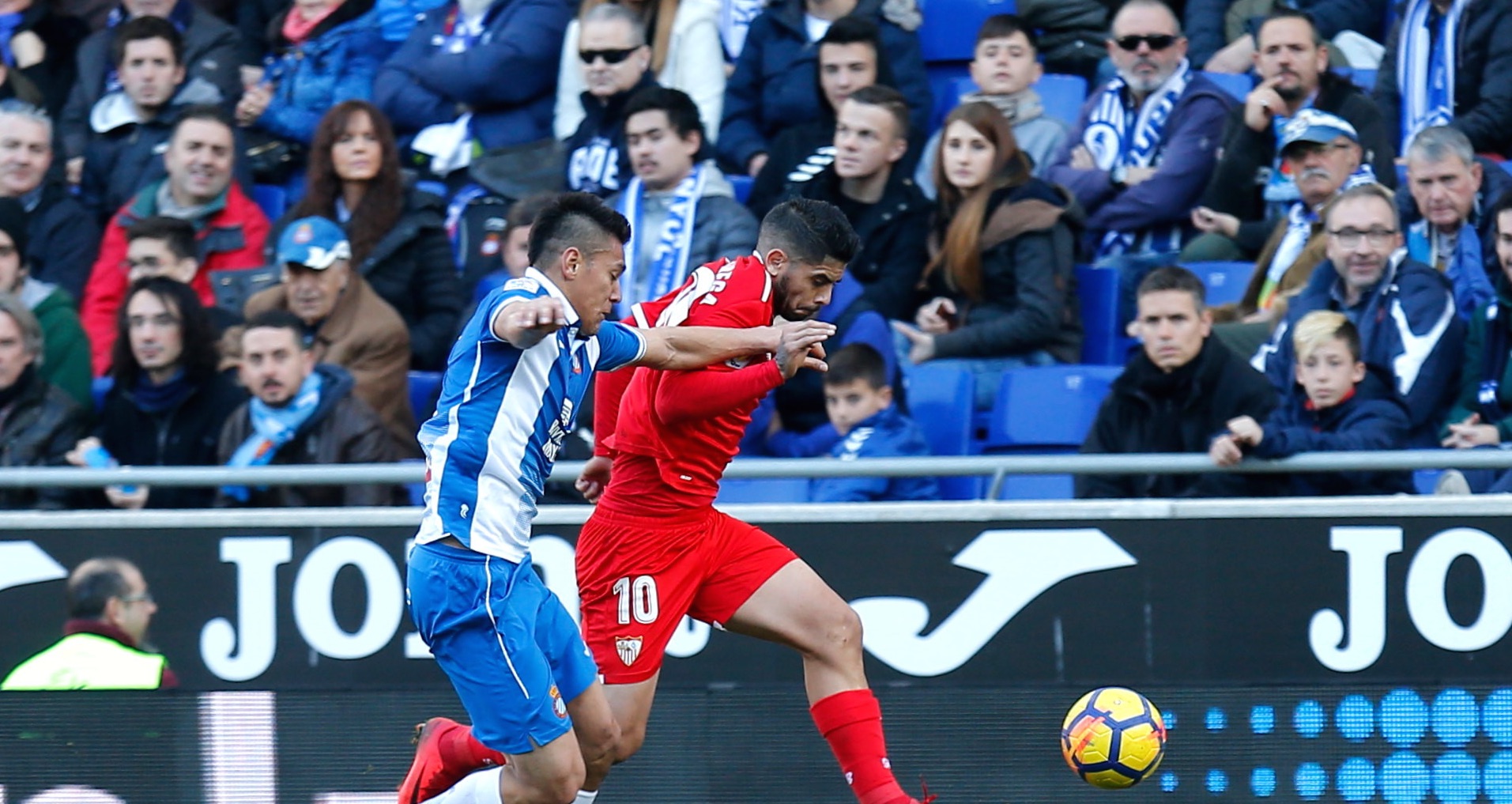 Banega disputa una pelota en el partido contra el Espanyol