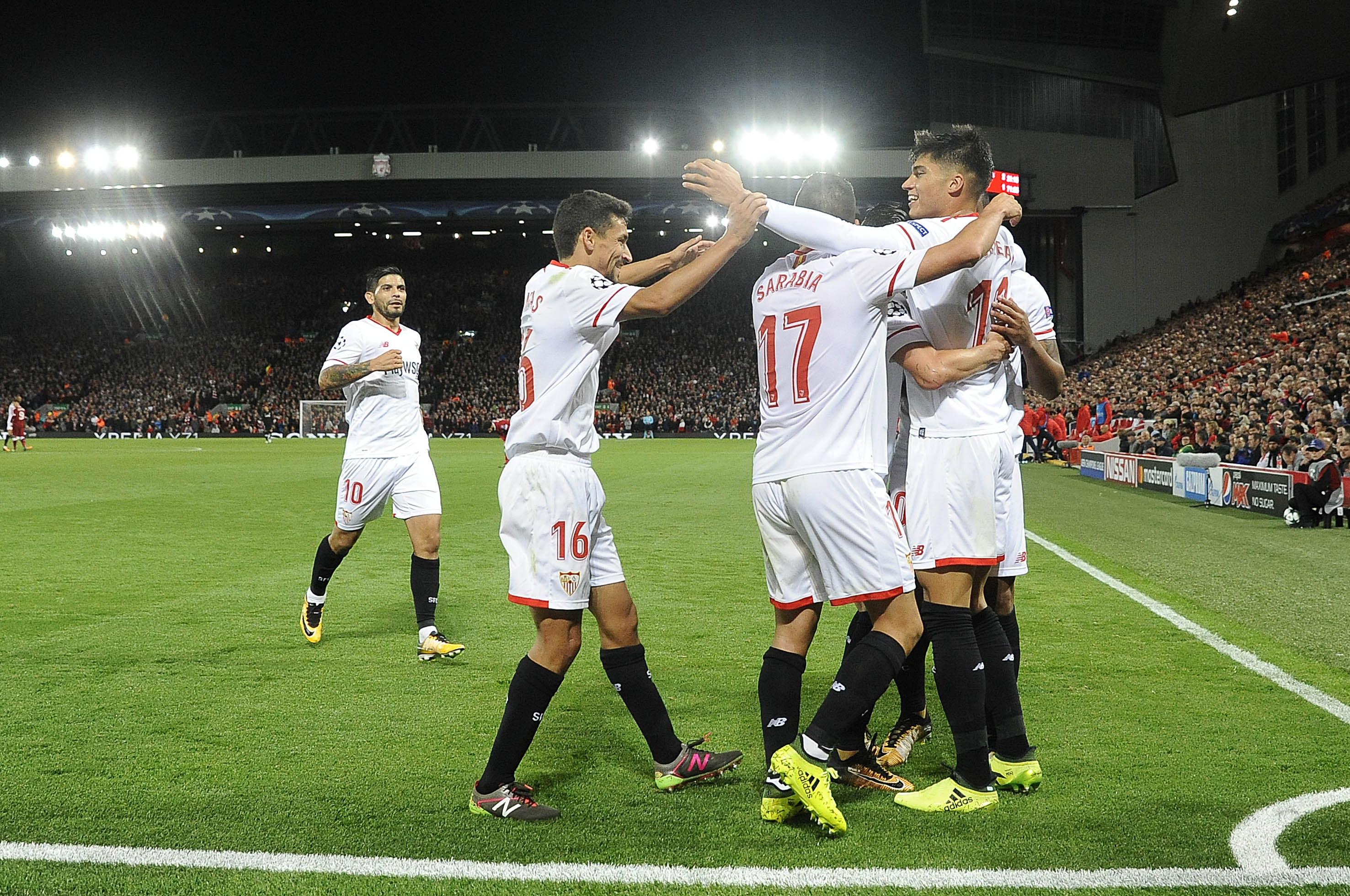 Correa celebra con sus compañeros el 2-2 en Anfield