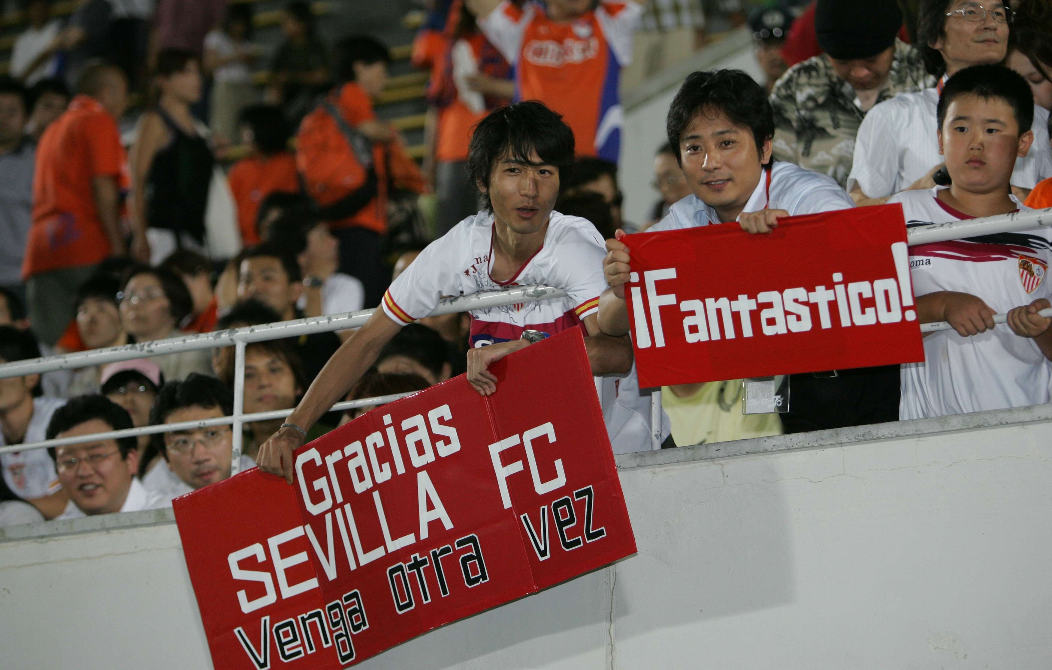 Aficionados sevillistas en la gira del Sevilla FC en Japón de 2006