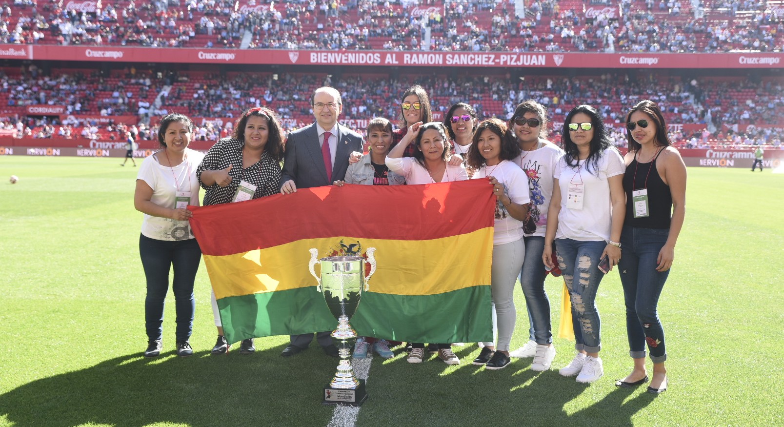Entrega título del Mundialito de la Integración a la selección de Bolivia
