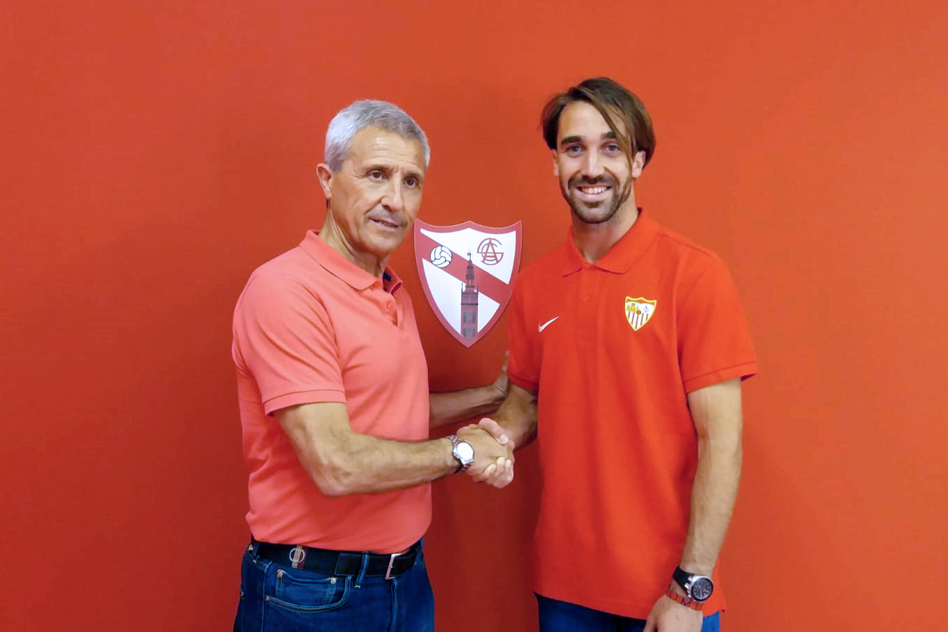 Manu Sánchez, nuevo fichaje del Sevilla Atlético, estrecha la mano de Pablo Blanco durante su presentación