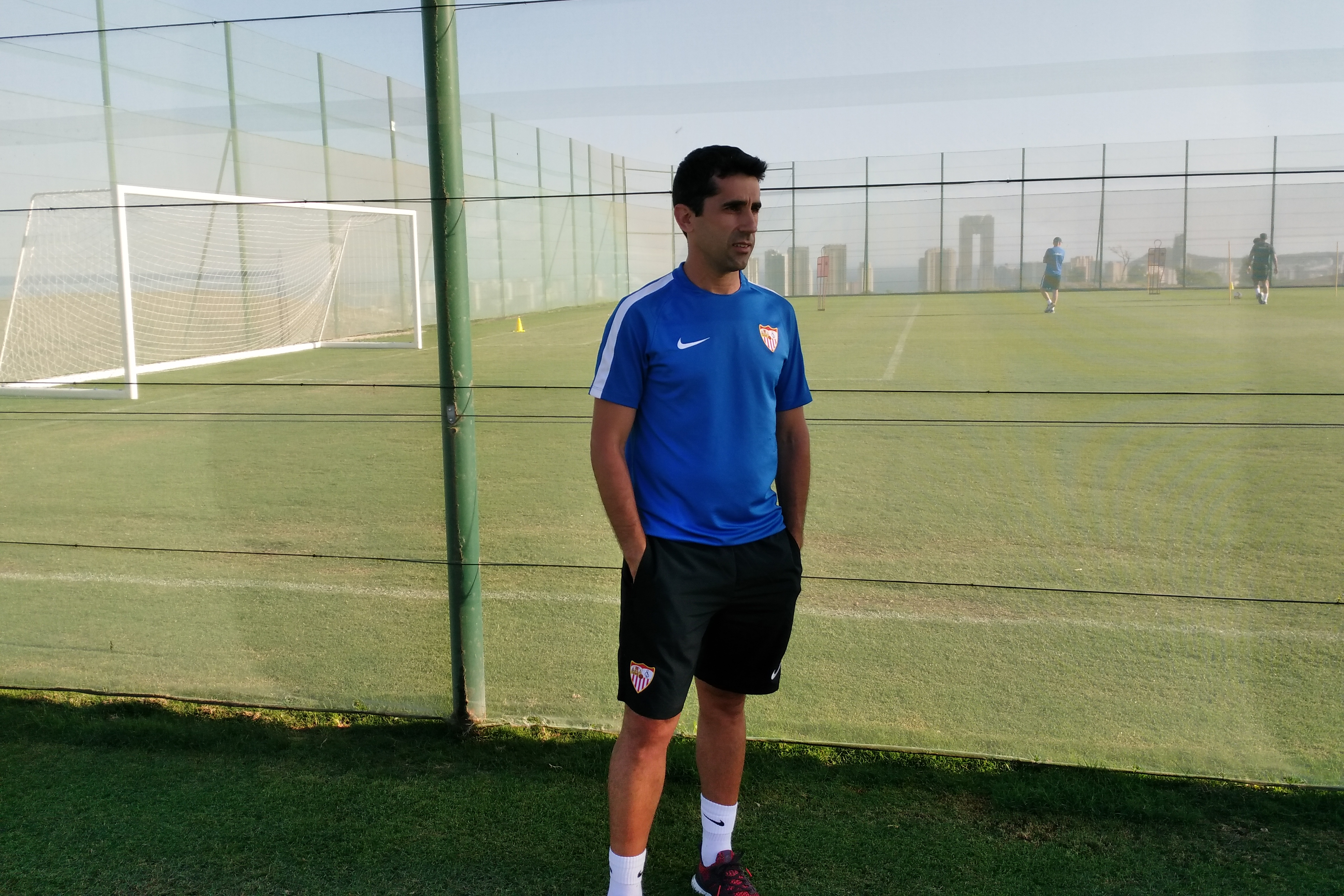 Paco Gallardo, adjunto a la dirección de fútbol del Sevilla FC, observa el entrenamiento de la tarde