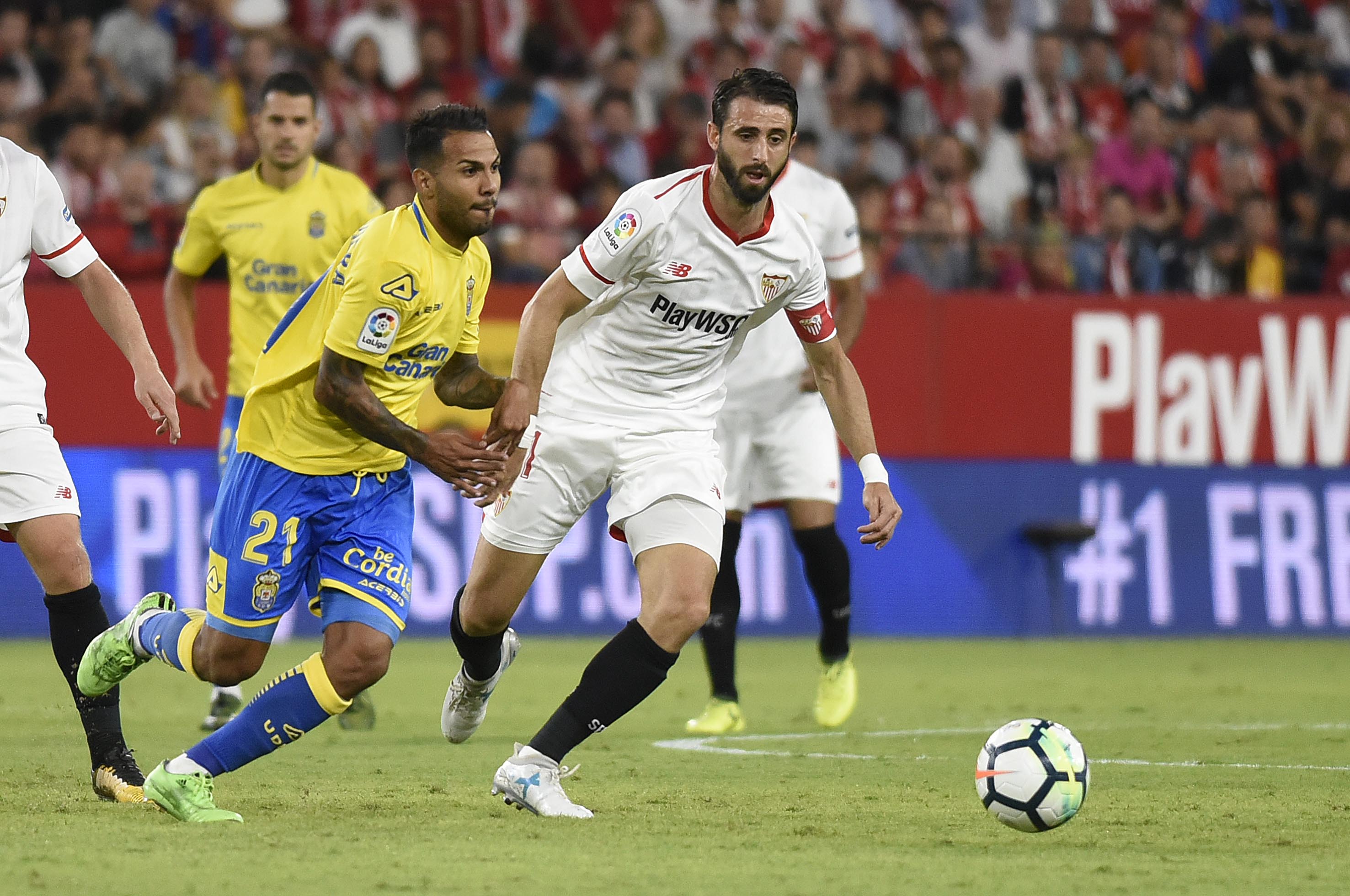 Nico Pareja en un partido con el Sevilla FC 