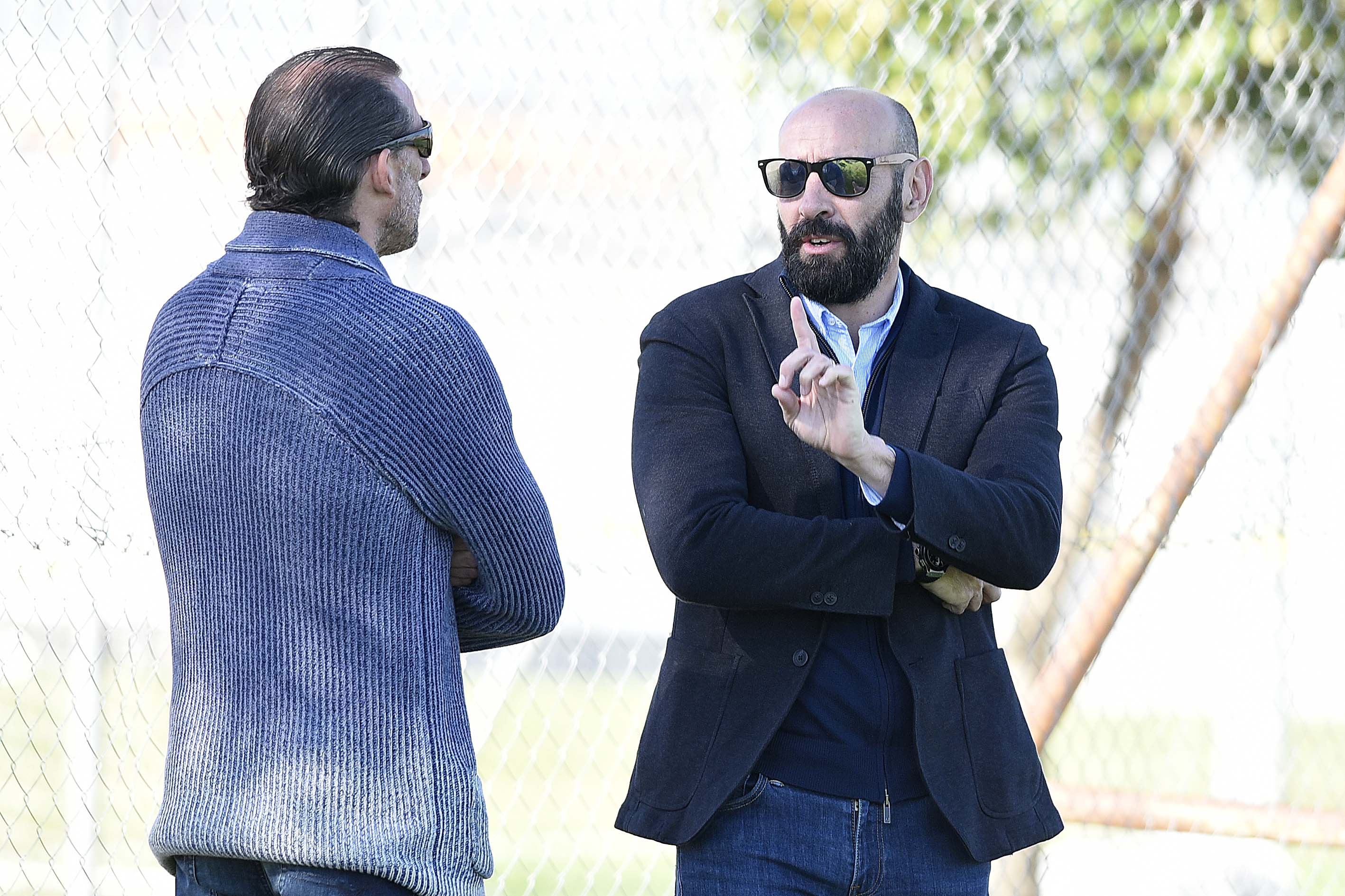 Monchi and Óscar Arias at the training session