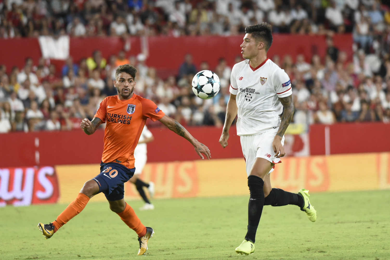 Correa del Sevilla FC ante el Basaksehir