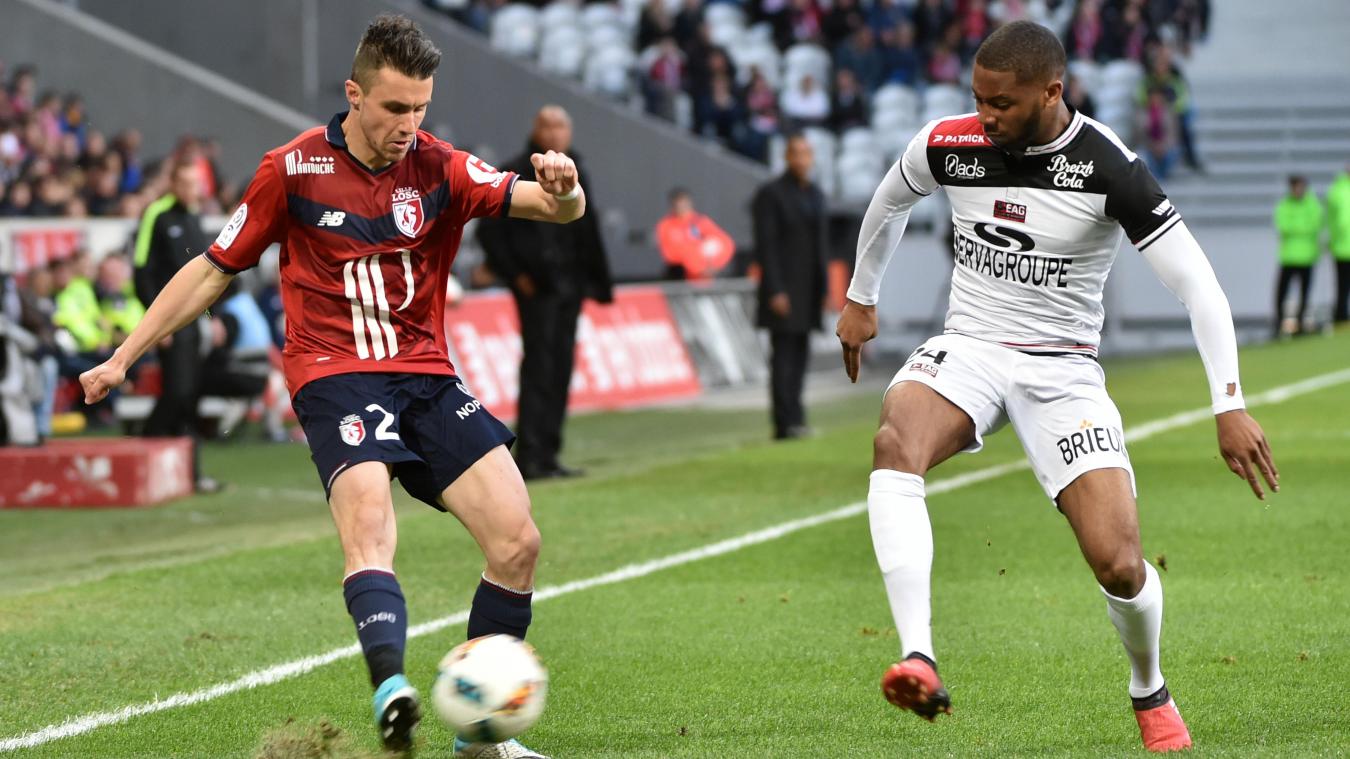 Corchia playing for Lille against Guingamp