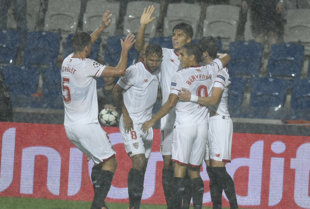 Los jugadores sevillistas celebran un gol en Estambul