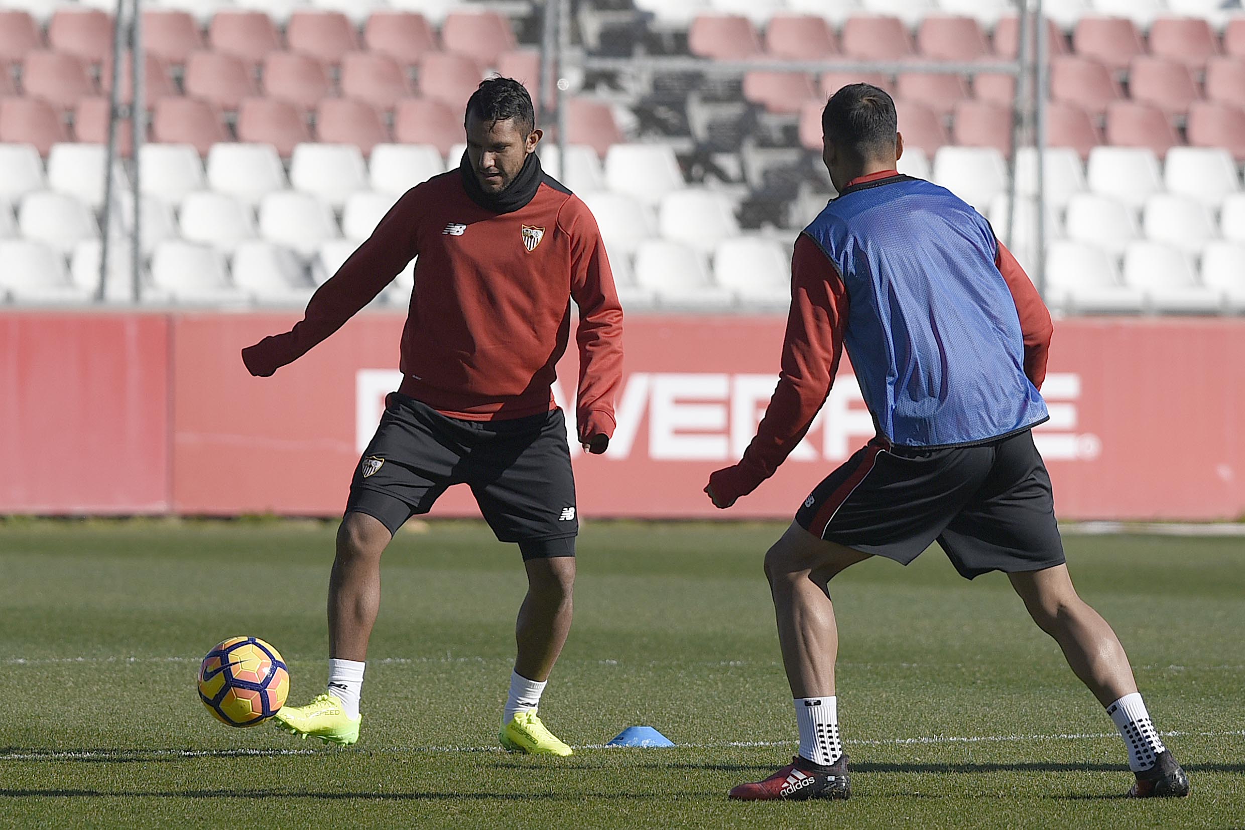 Walter Montoya en un entrenamiento con el Sevilla FC