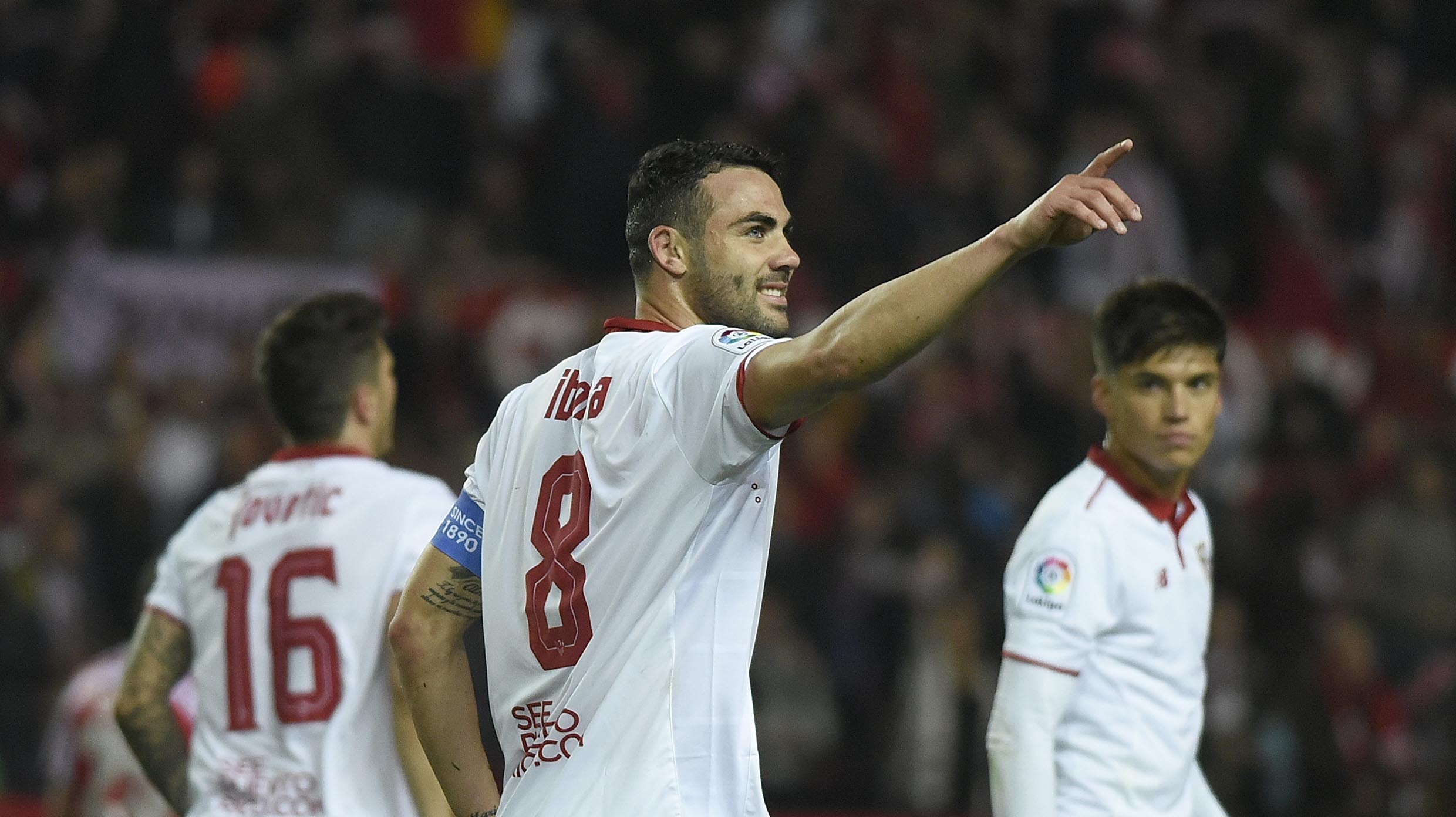 Vicente Iborra celebrates a goal during the 16/17 season