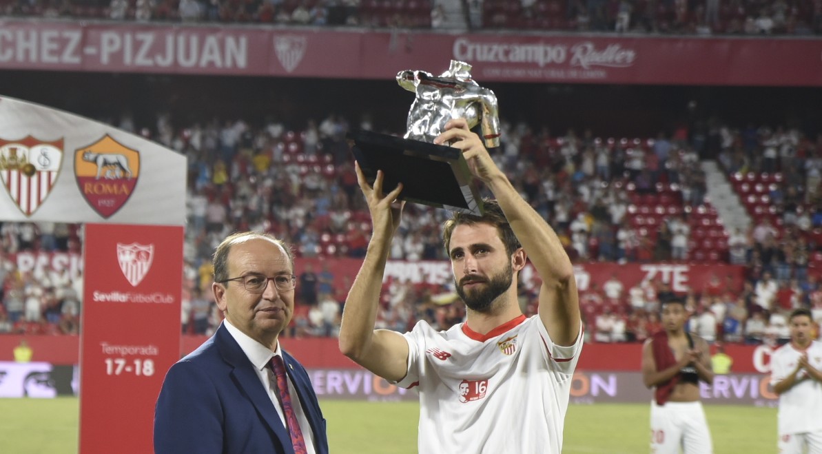 Pareja lifts the Antonio Puerta trophy
