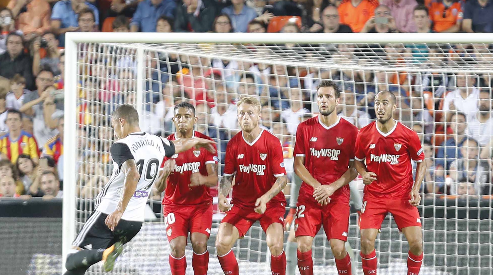Pizarro en una jugada en Mestalla