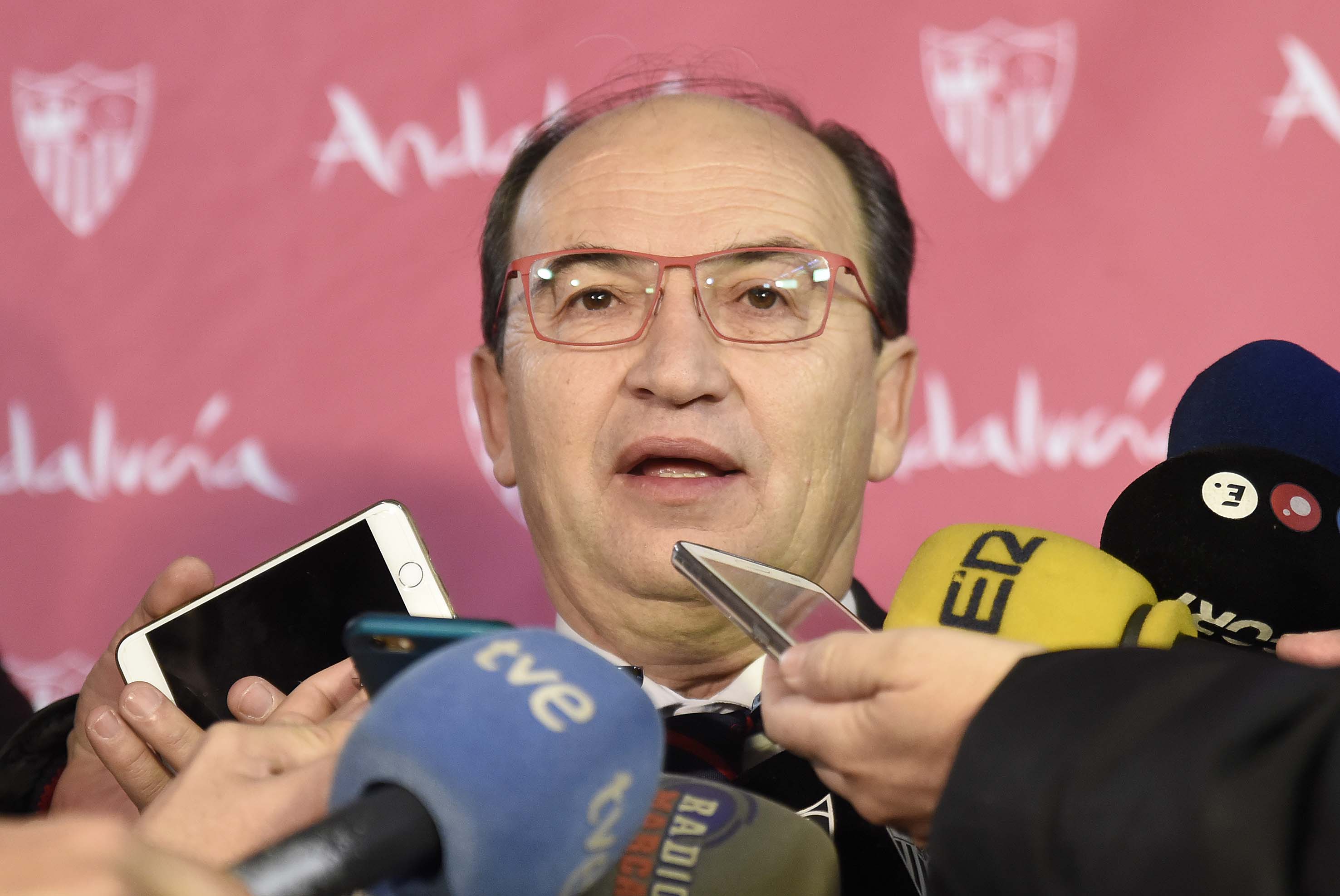 José Castro appears in front of the media