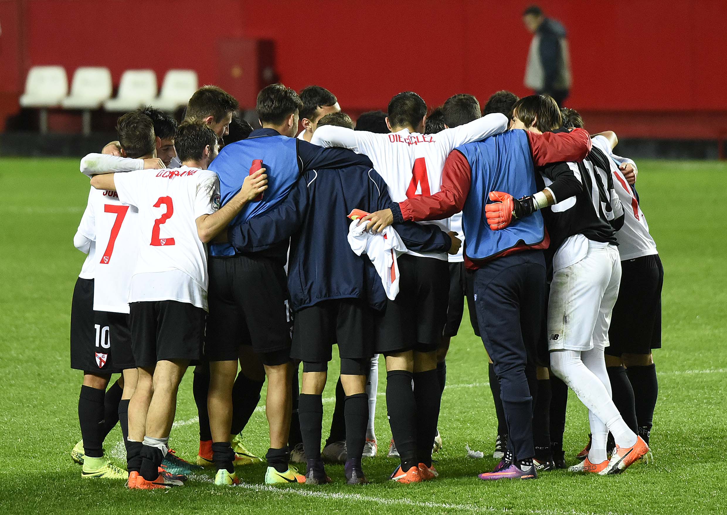 Los jugadores del Sevilla Atlético celebran la victoria 