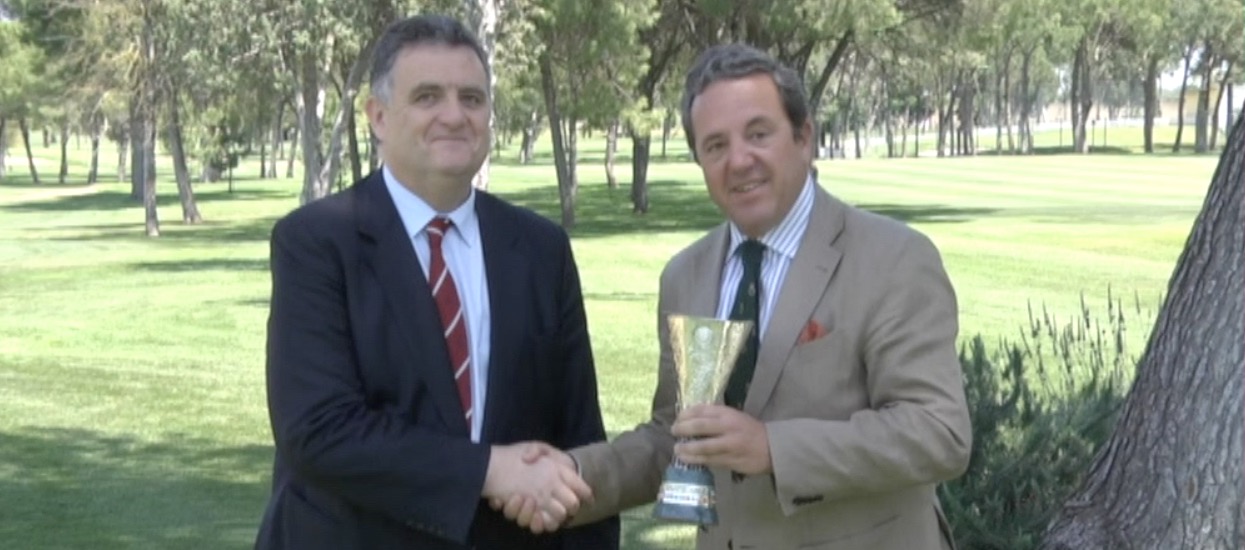 El consejero Juan Luis Villanueva entrega la réplica de la UEFA