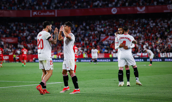 Los jugadores celebran la victoria ante el RCD Mallorca