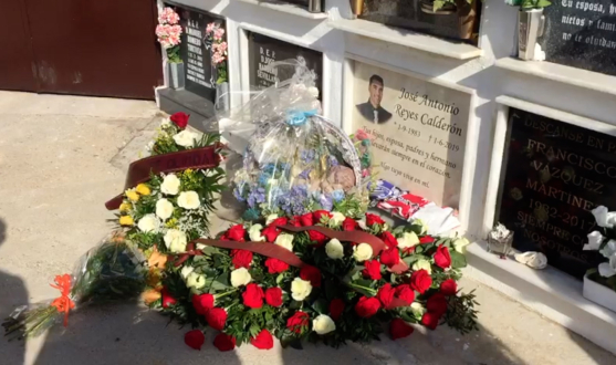 Flores en la tumba donde descansa José Antonio Reyes