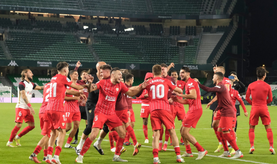 El Sevilla FC celebra su victoria en el Benito Villamarín