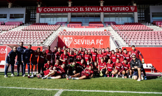 Foto de familia con el equipo Genuine del Sevilla FC