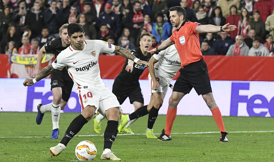 Banega lanza un penalti con el Sevilla 