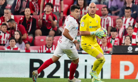 Dmitrovic claims the ball against Athletic Club