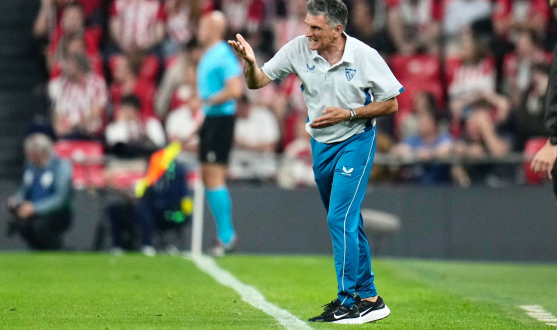 José Luis Mendilibar giving his orders from the sideline in San Mamés
