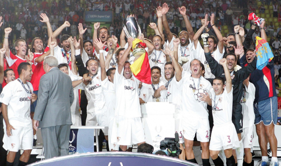 El Sevilla FC recibe la Supercopa de Europa en 2006
