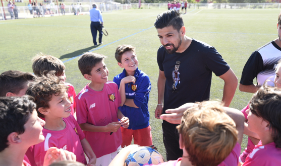 Nolito charla con los chicos de la Escuela de Football Antonio Puerto