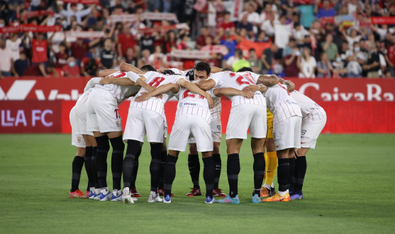 Piña de jugadores del Sevilla FC antes de enfrentarse al Athletic Club