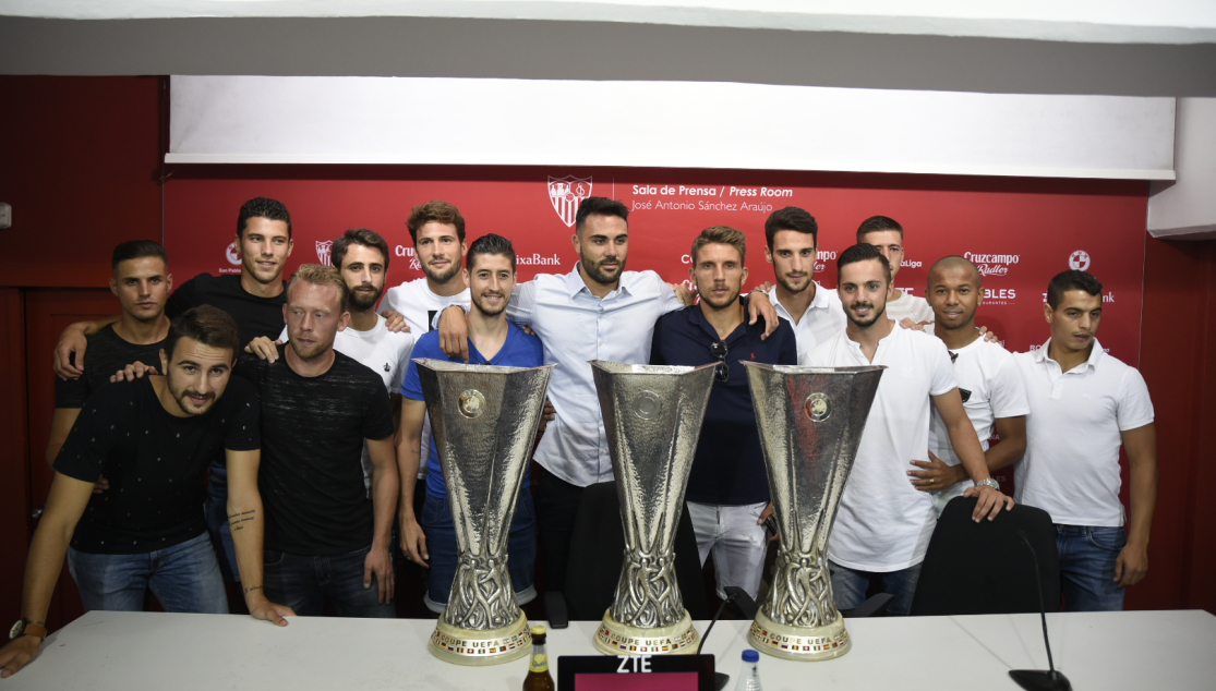 Vicente Iborra, en su despedida del Sevilla FC con algunos de sus compañeros. Foto vía SevillaFC.es