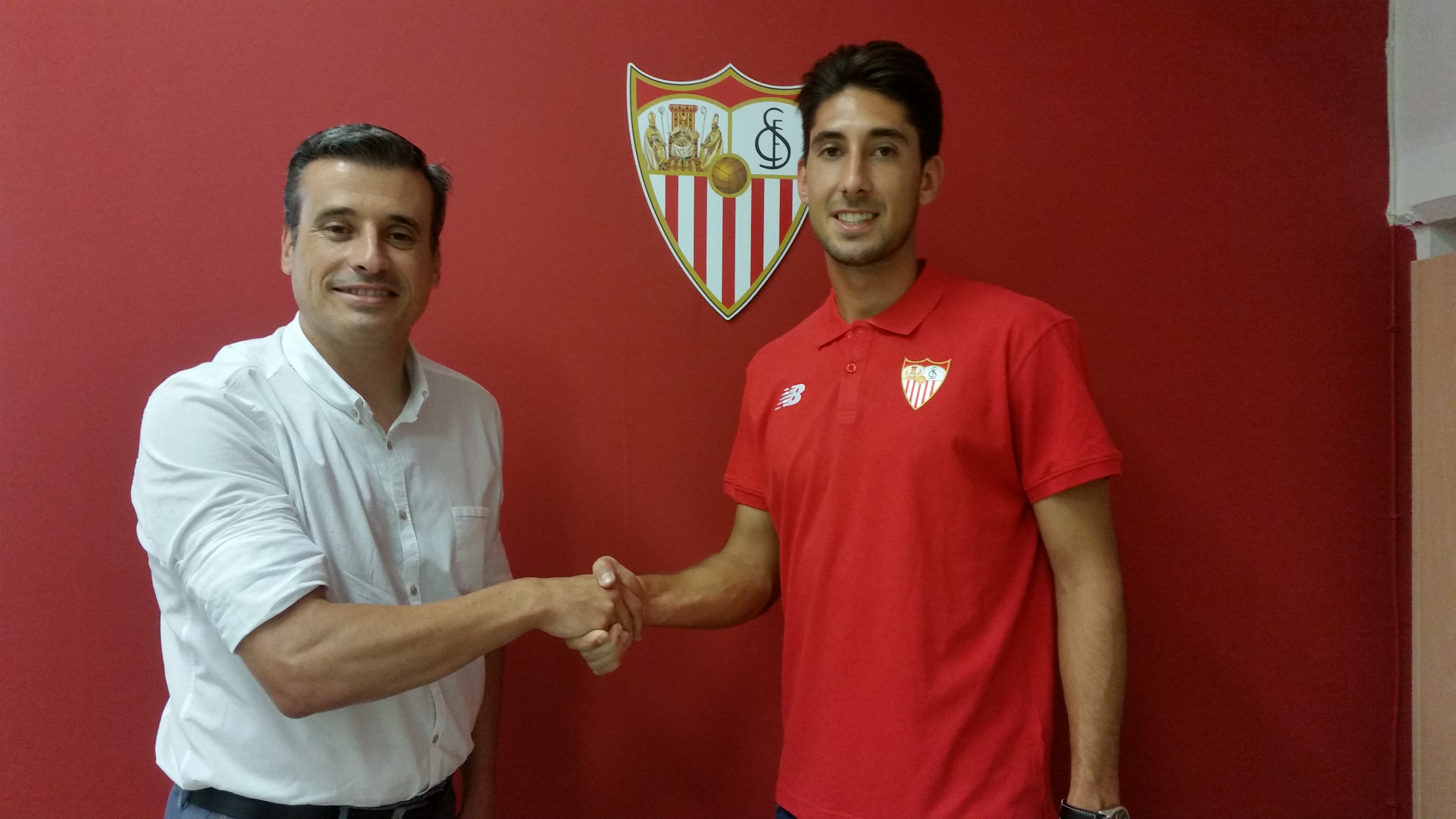 Schetino, tras firmar su nuevo contrato con el Sevilla FC