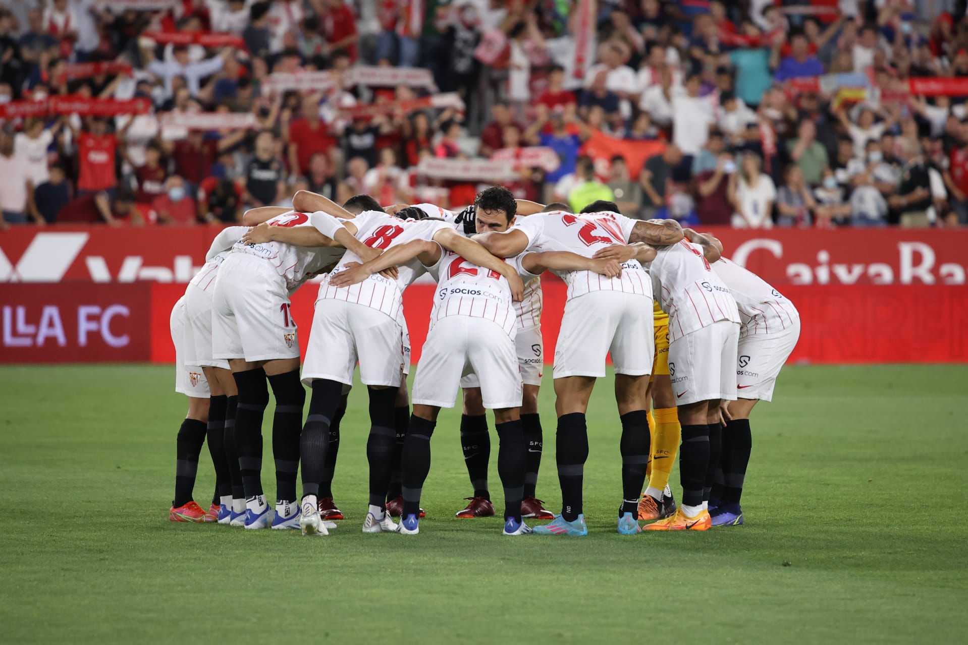 Piña de jugadores del Sevilla FC antes de enfrentarse al Athletic Club