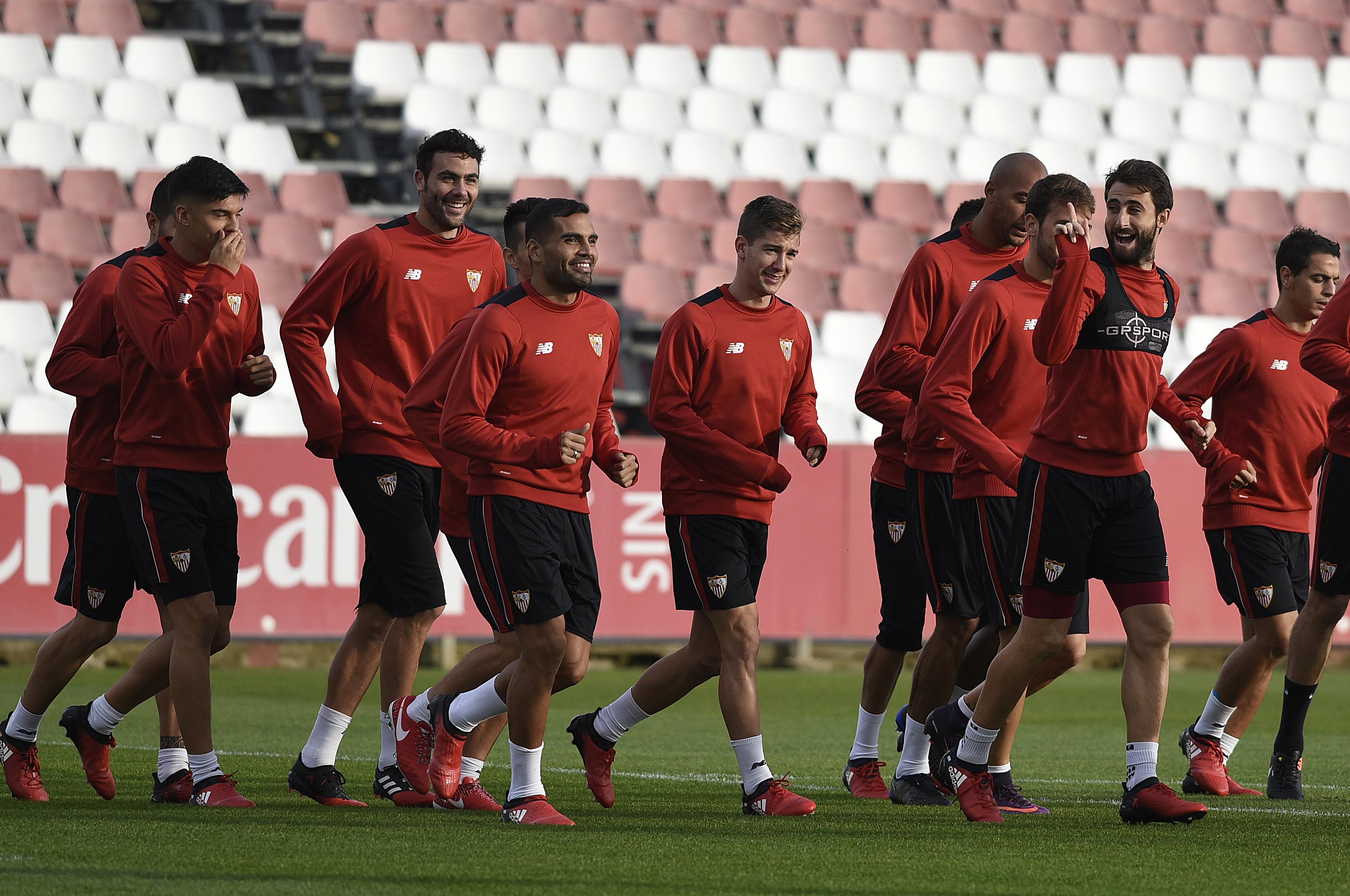 El Sevilla FC entrena en la ciudad deportiva