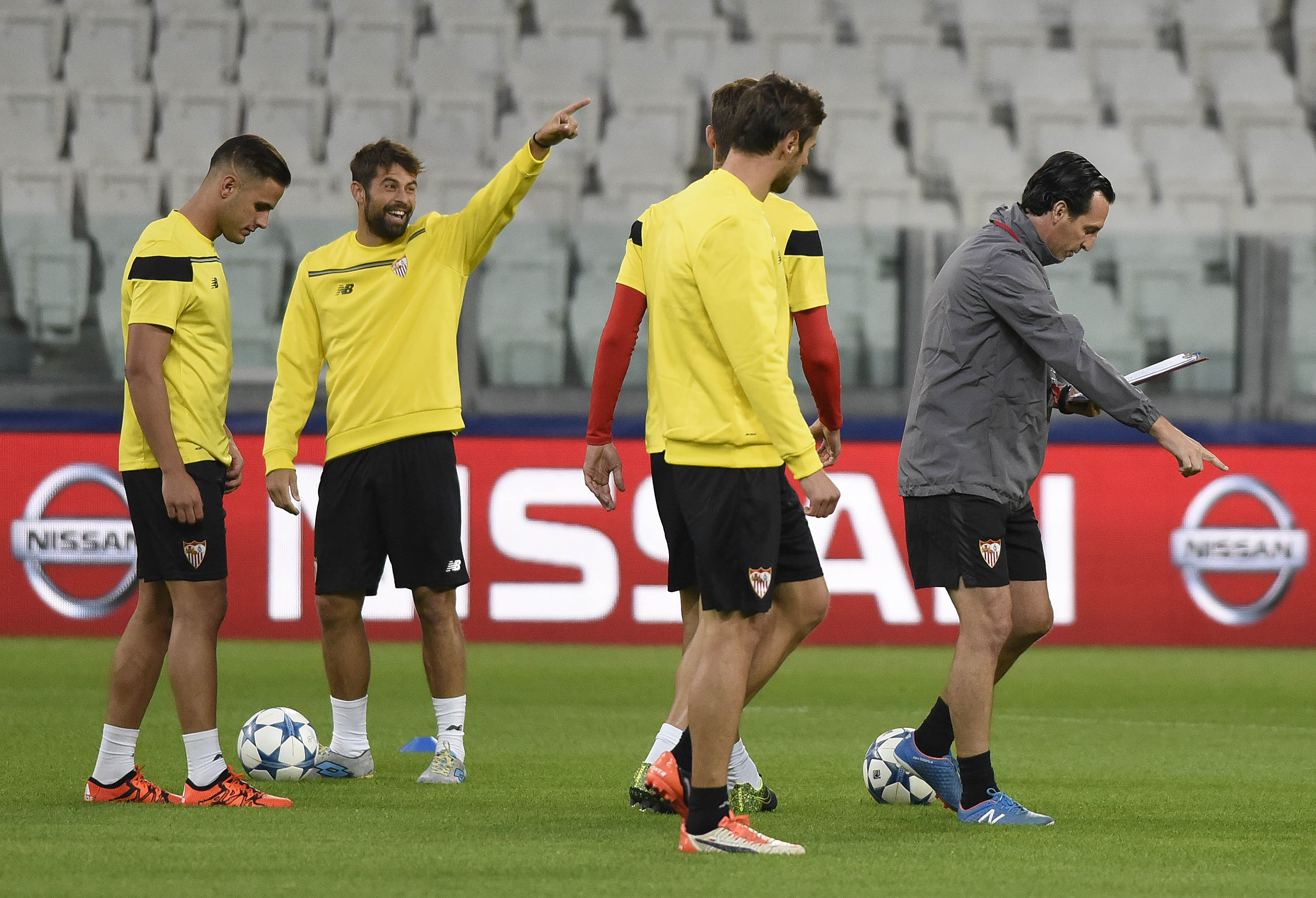 Jugadores del Sevilla FC entrenan en el Juventus Stadium
