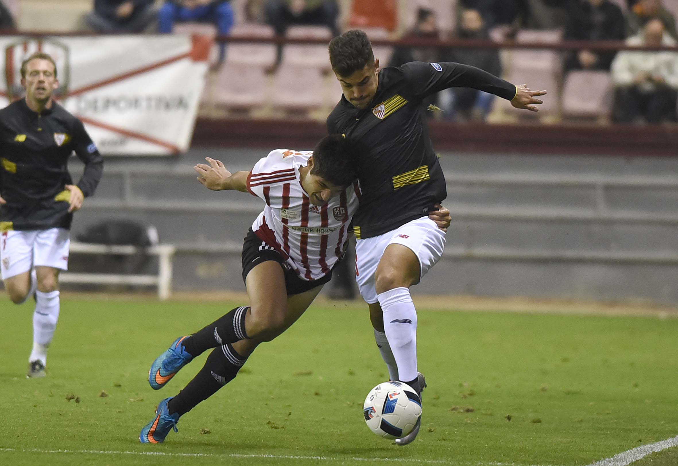 Curro debutó con el primer equipo en partido oficial en Logroño